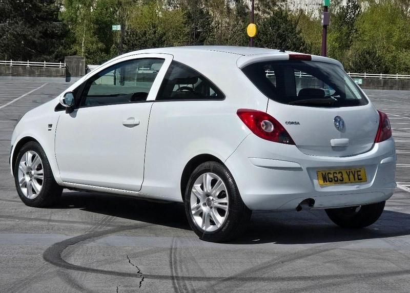 Used Vauxhall Corsa Design Edition 2014 White Hatchback