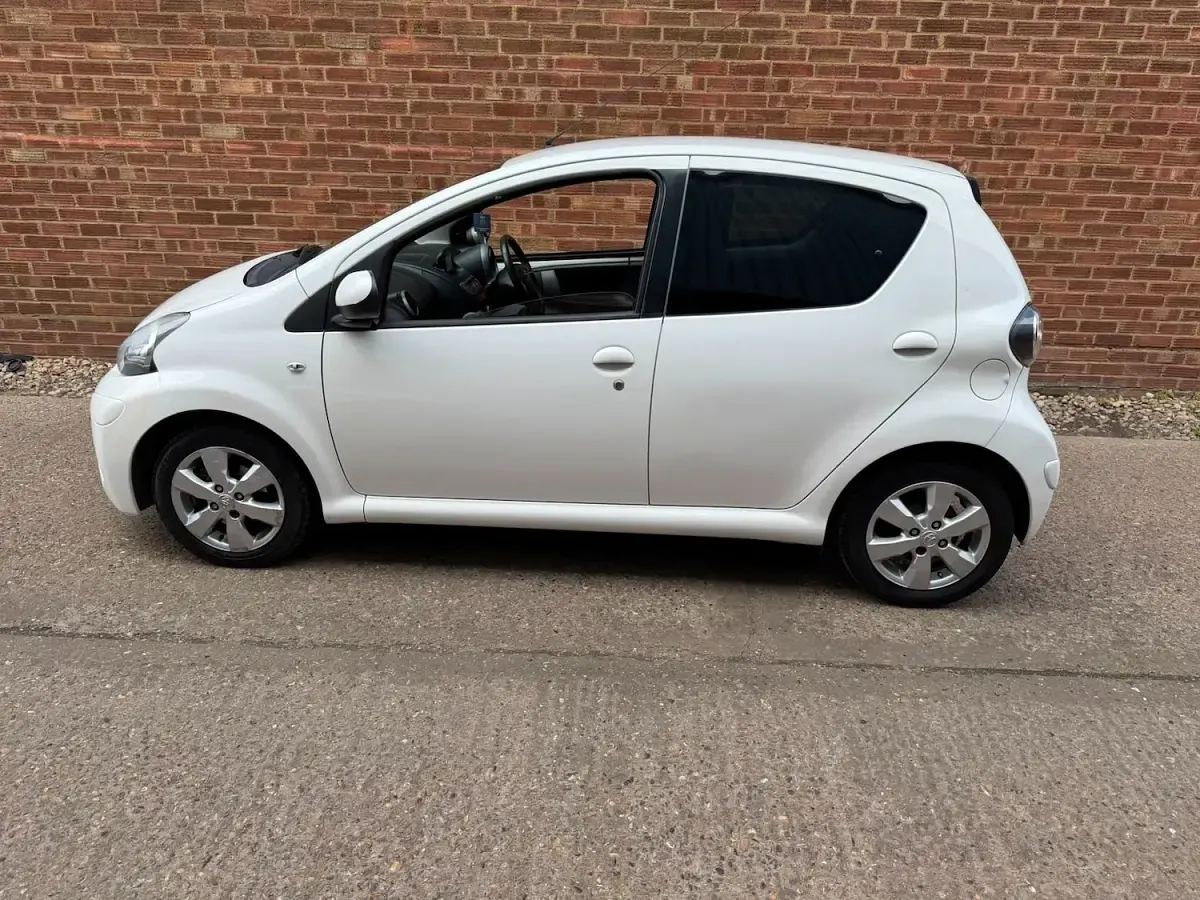 Used Toyota Aygo Style 68 HP (50 kW) 2014 White Hatchback