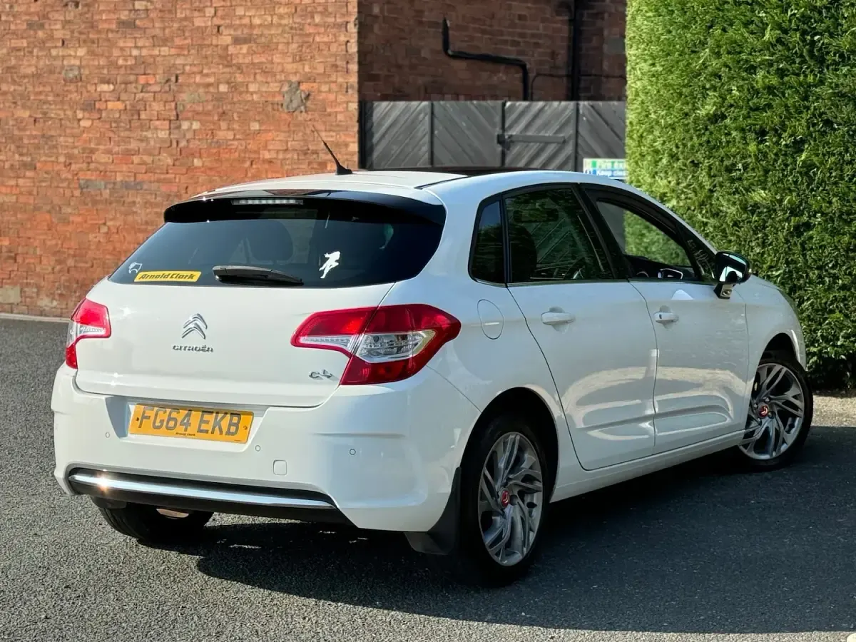 Used Citroën C4 SELECTION 88 HP (64 kW) 2014 White Hatchback