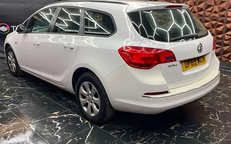 Used Vauxhall Astra Design Edition 116 HP (85 kW) 2015 White Estate