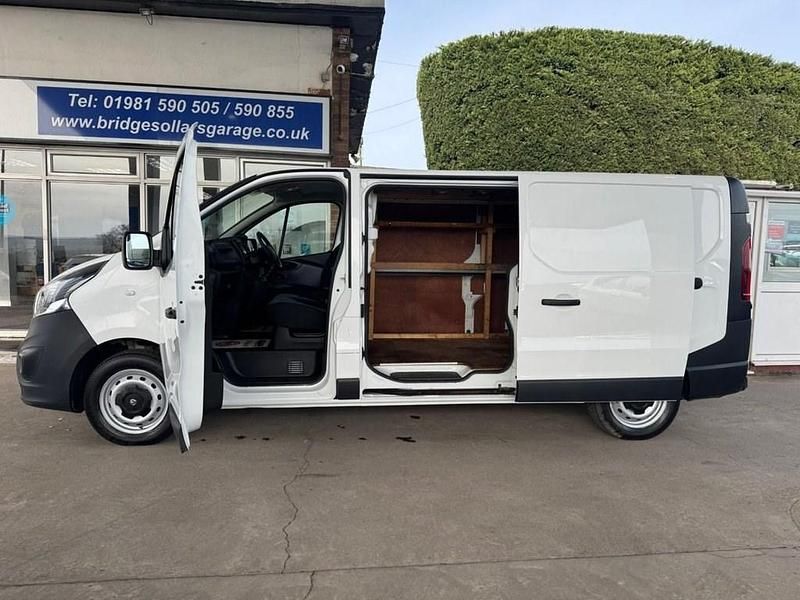 Used Vauxhall Vivaro 120 HP (88 kW) 2019 White MPV