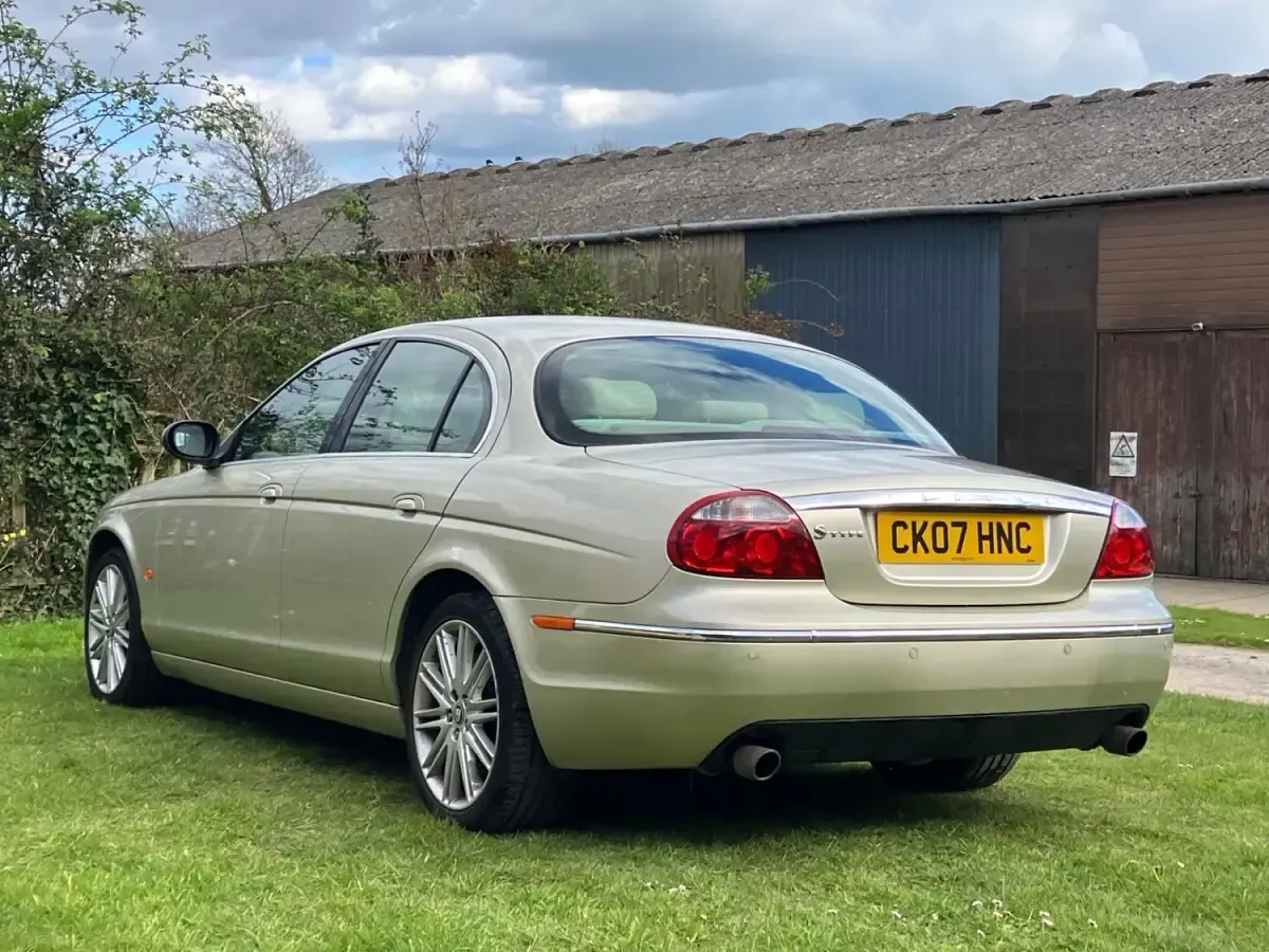 Begagnad Jaguar S-Type SE 207 HK (152 kW) 2007 Guld Sedan