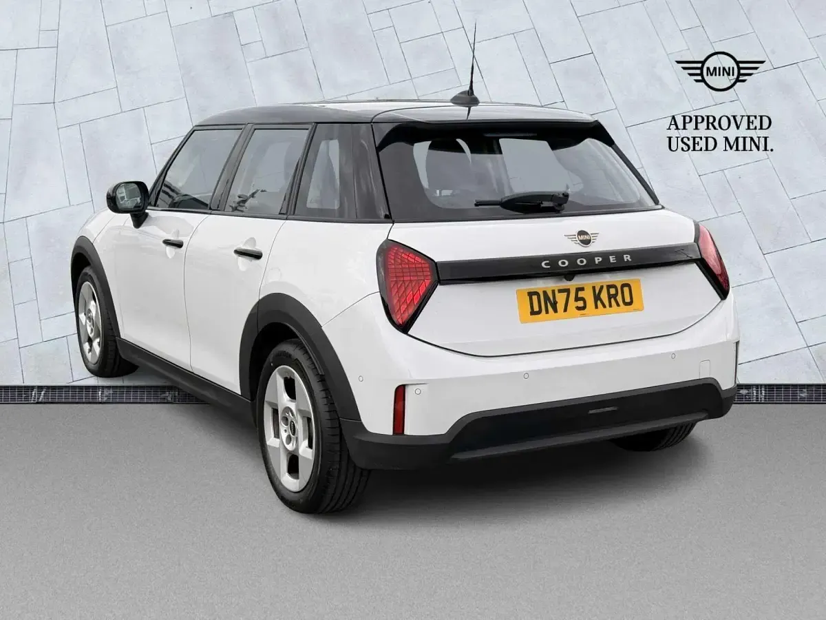 Używany Mini Cooper Hatch 113 kW (154 KM) 2025 Biały Hatchback