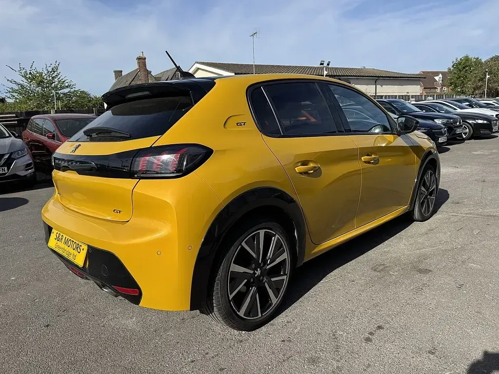 Used Peugeot 208 GT-line 100 HP (73 kW) 2022 Yellow Hatchback