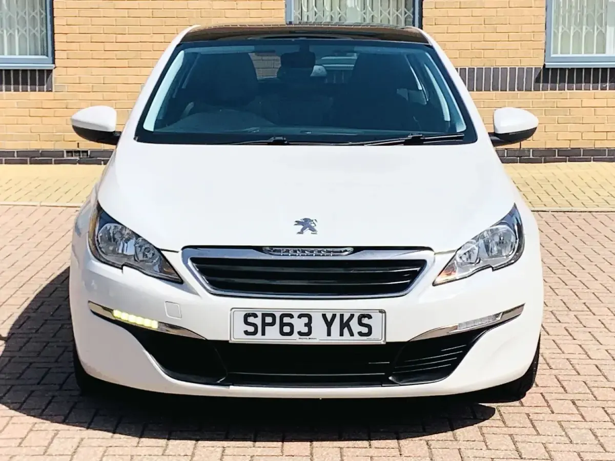 Used Peugeot 308 Active 115 HP (84 kW) 2013 White Hatchback