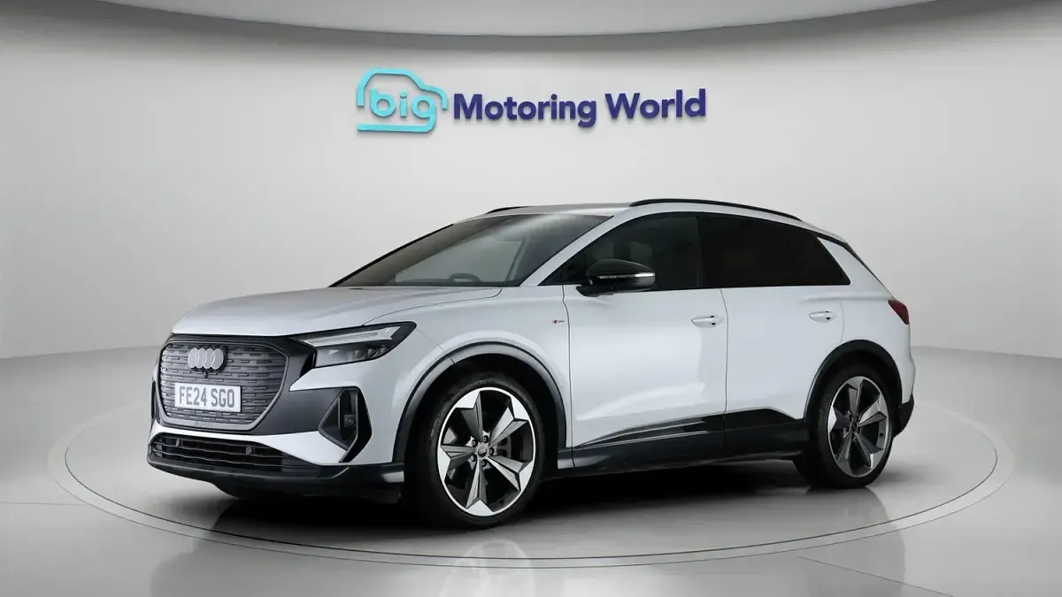 Begagnad Audi Q4 e-tron Black Edition 250 kW (340 HK) 2024 Vit SUV