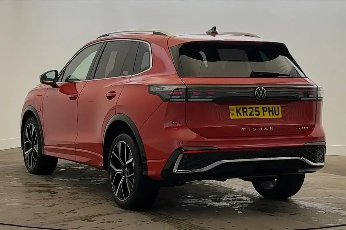 Begagnad VW Tiguan R-line 272 HK (200 kW) 2025 Röd SUV