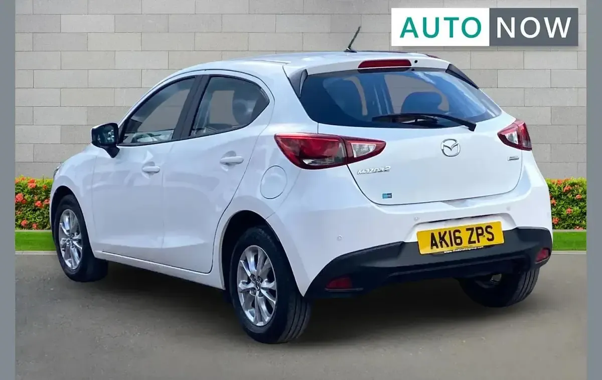 Used Mazda 2 88 HP (64 kW) 2016 White Hatchback