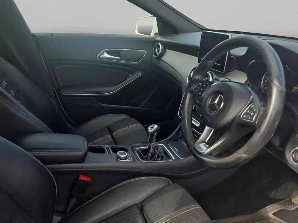 Used Mercedes CLA180 122 HP (89 kW) 2017 White Sedan