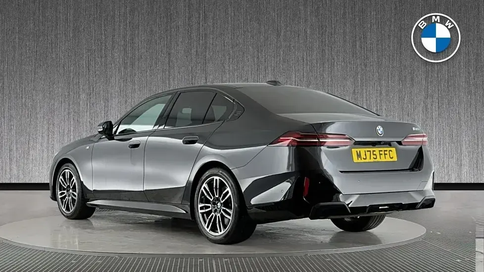 Gebraucht BMW 520 M Sport 205 PS (150 kW) 2025 Grau