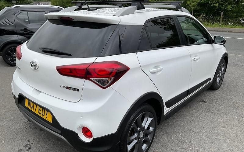 Used Hyundai i20 Active 101 HP (74 kW) 2017 White Hatchback