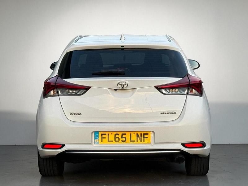 Used Toyota Auris Business Edition 116 HP (85 kW) 2015 White Hatchback