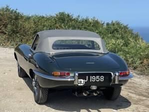 Usado Jaguar E-Type 269 HP (197 kW) 1962 Verde Cabrios