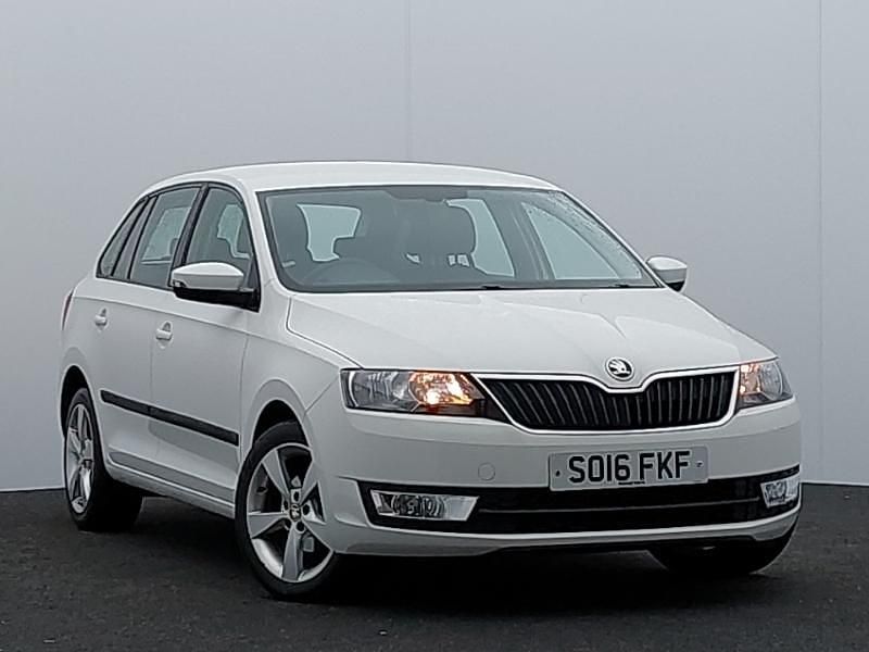 Used Skoda Rapid SE 90 HP (66 kW) 2016 White Hatchback