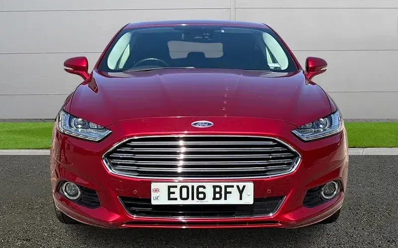 Usado Ford Mondeo Titanium 190 HP (139 kW) 2016 Vermelho Sedan