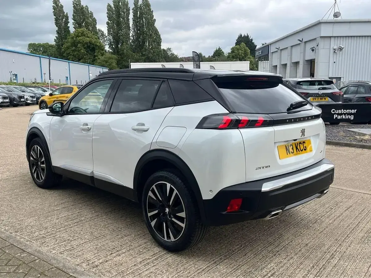 Used Peugeot 2008 Premium 129 HP (94 kW) 2021 White SUV