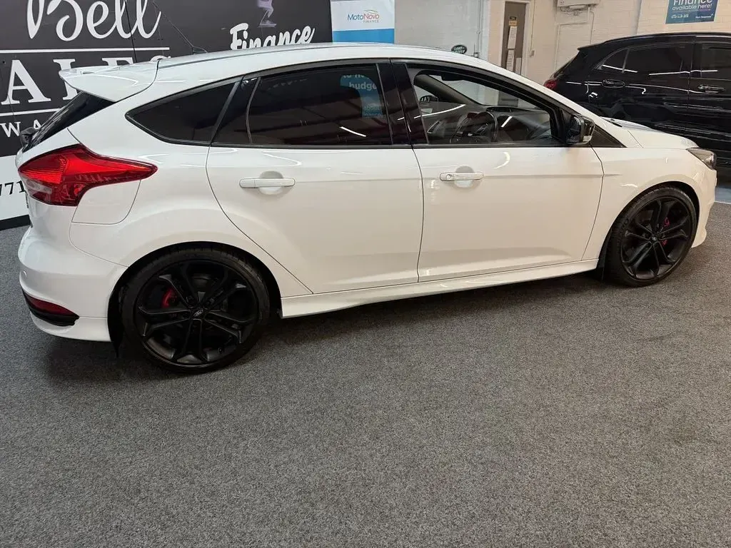 Used Ford Focus ST 250 HP (183 kW) 2016 White Hatchback