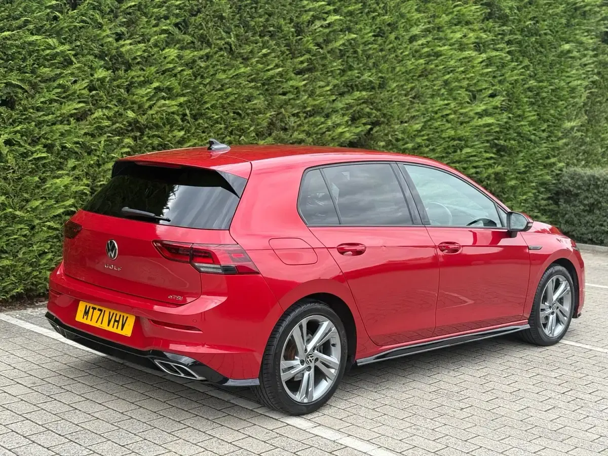 Begagnad VW Golf VII R-line 150 HK (110 kW) 2021 Röd Halvkombi