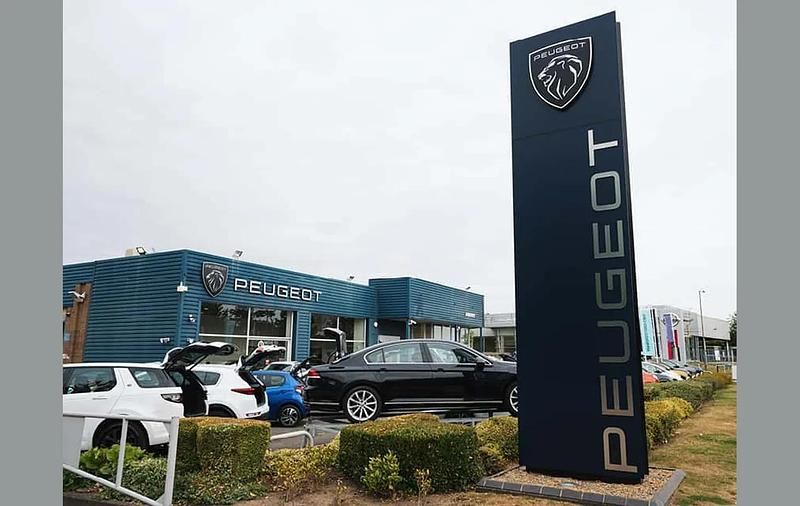 Used Peugeot 208 Allure 101 HP (74 kW) 2020 White Hatchback