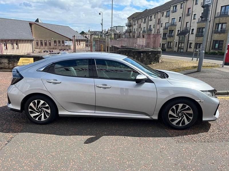 Used Honda Civic SE 120 HP (88 kW) 2018 Silver Hatchback