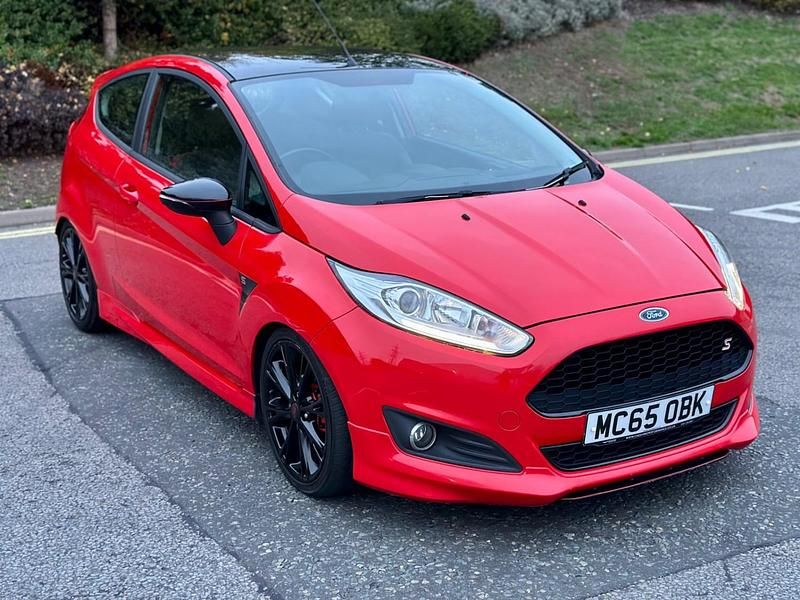 Red Used 2016 Ford Fiesta Zetec Hatchback | £4,490 (Fair price) - Image 1/4