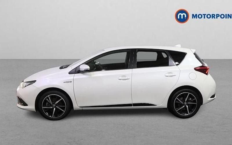 Used Toyota Auris Hybrid Design 136 HP (100 kW) 2018 White Hatchback