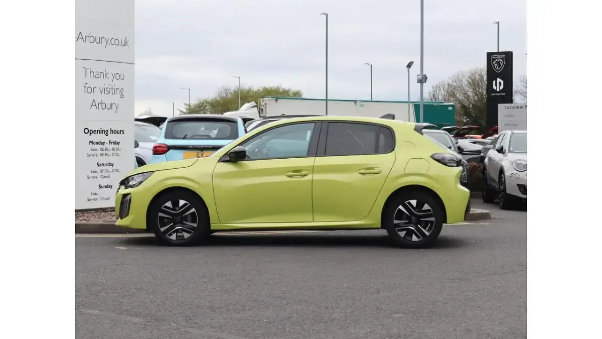 Used Peugeot 208 Allure 101 HP (74 kW) 2025 Yellow Hatchback
