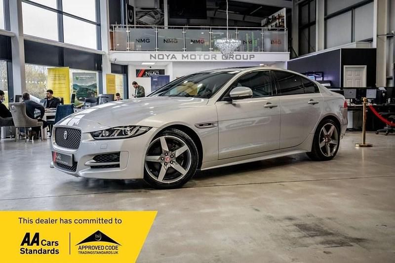 Begagnad Jaguar XE R-Sport 180 HK (132 kW) 2017 Silver Sedan