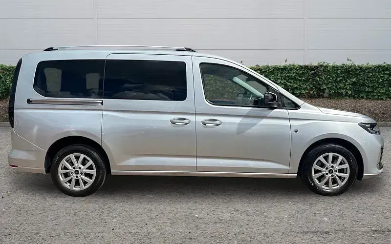 Usado Ford Tourneo Titanium 122 CV (89 kW) 2023 Plateado Familiar