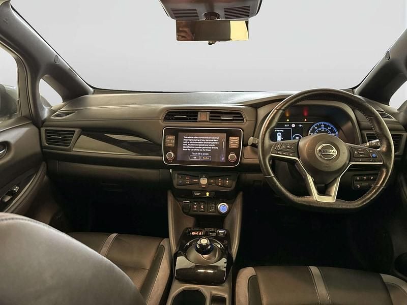 Begagnad Nissan Leaf Tekna 110 kW (150 HK) 2020 Grå Halvkombi