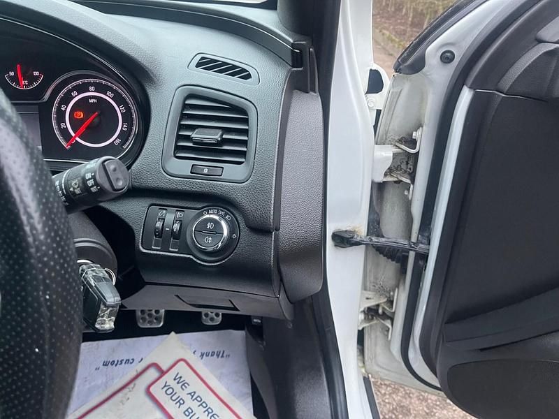 Used Vauxhall Insignia SRi 140 HP (102 kW) 2015 White Hatchback