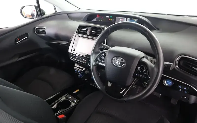 Used Toyota Prius Business Edition 122 HP (89 kW) 2021 White Hatchback