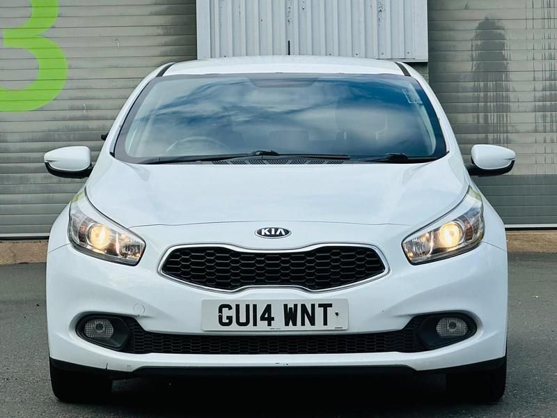 Begagnad Kia Ceed 2014 Vit Halvkombi