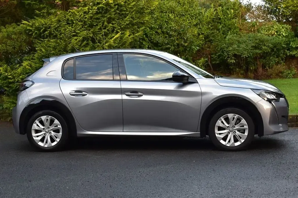 Second-hand Peugeot e-208 Allure+ 100 kW (136 CP) 2023 Gri Hatchback