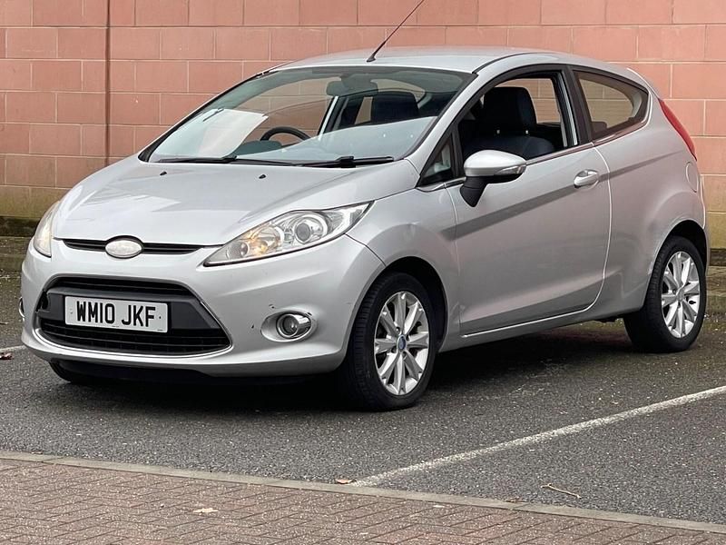 Begagnad Ford Fiesta Zetec 2010 Silver Halvkombi