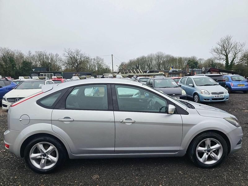 Used Ford Focus Zetec 123 HP (90 kW) 2011 Silver Hatchback