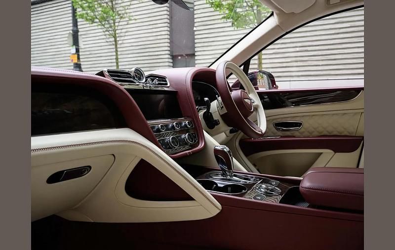 Used Bentley Bentayga 542 HP (398 kW) 2024 Red SUV