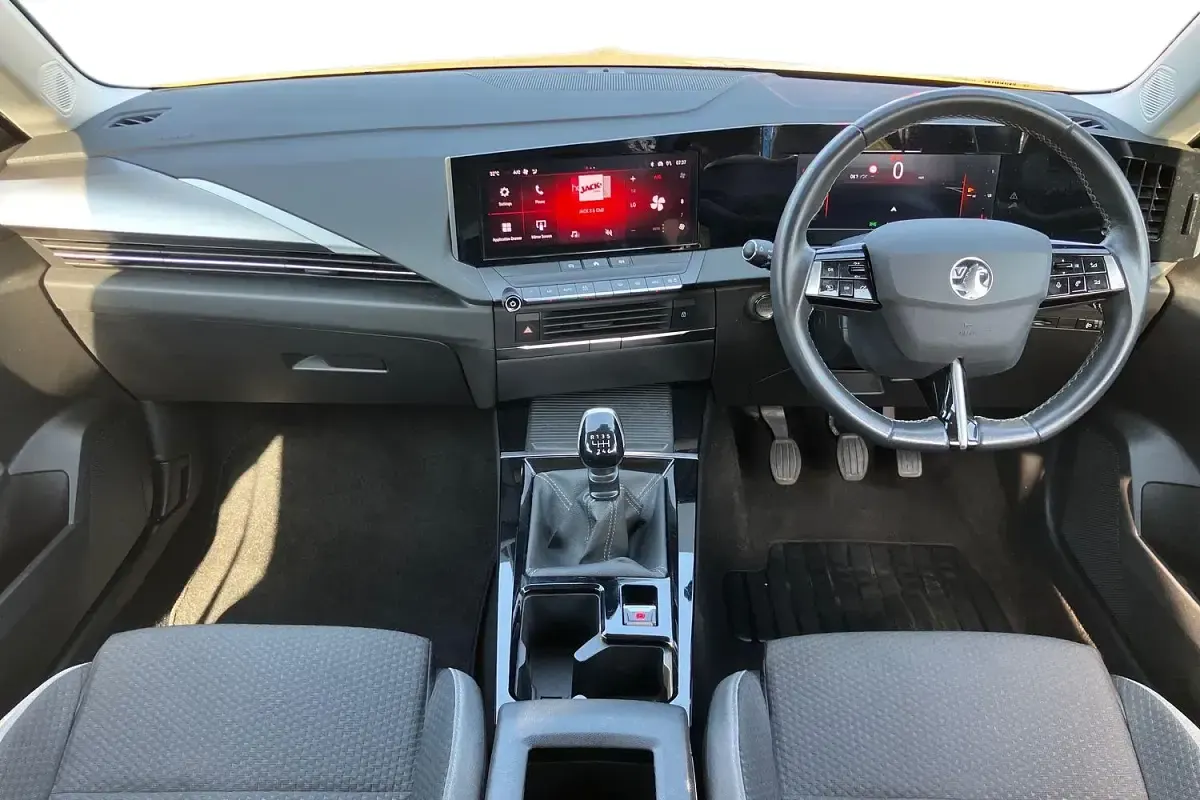 Used Vauxhall Astra Design Edition 110 HP (80 kW) 2022 Yellow Hatchback
