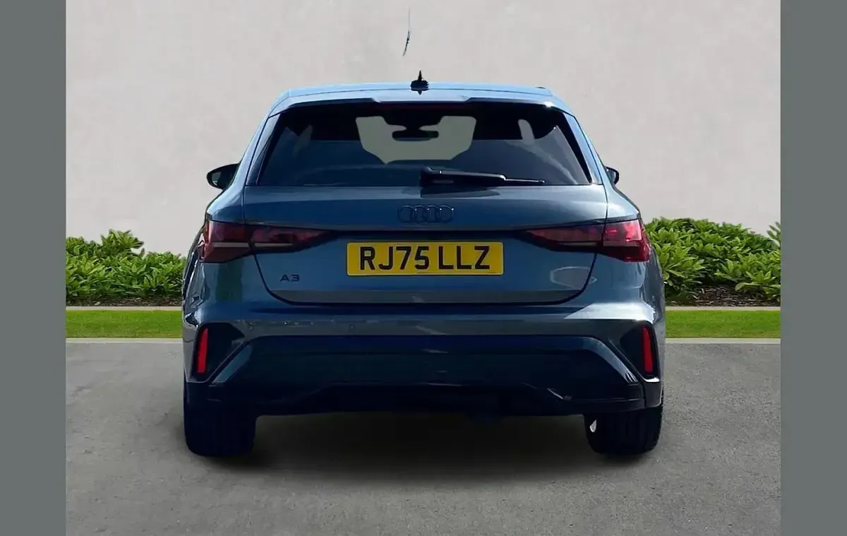 Ny Audi A3 Black Edition 147 HK (108 kW) 2025 Grå Halvkombi