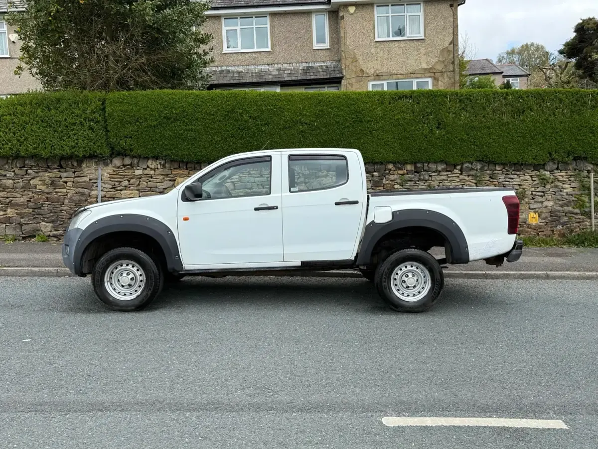 Second-hand Isuzu D-Max 2015 Alb Pickup