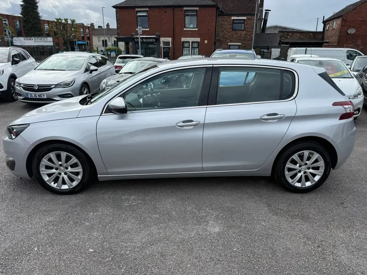 Used Peugeot 308 Allure 120 HP (88 kW) 2016 Silver Hatchback