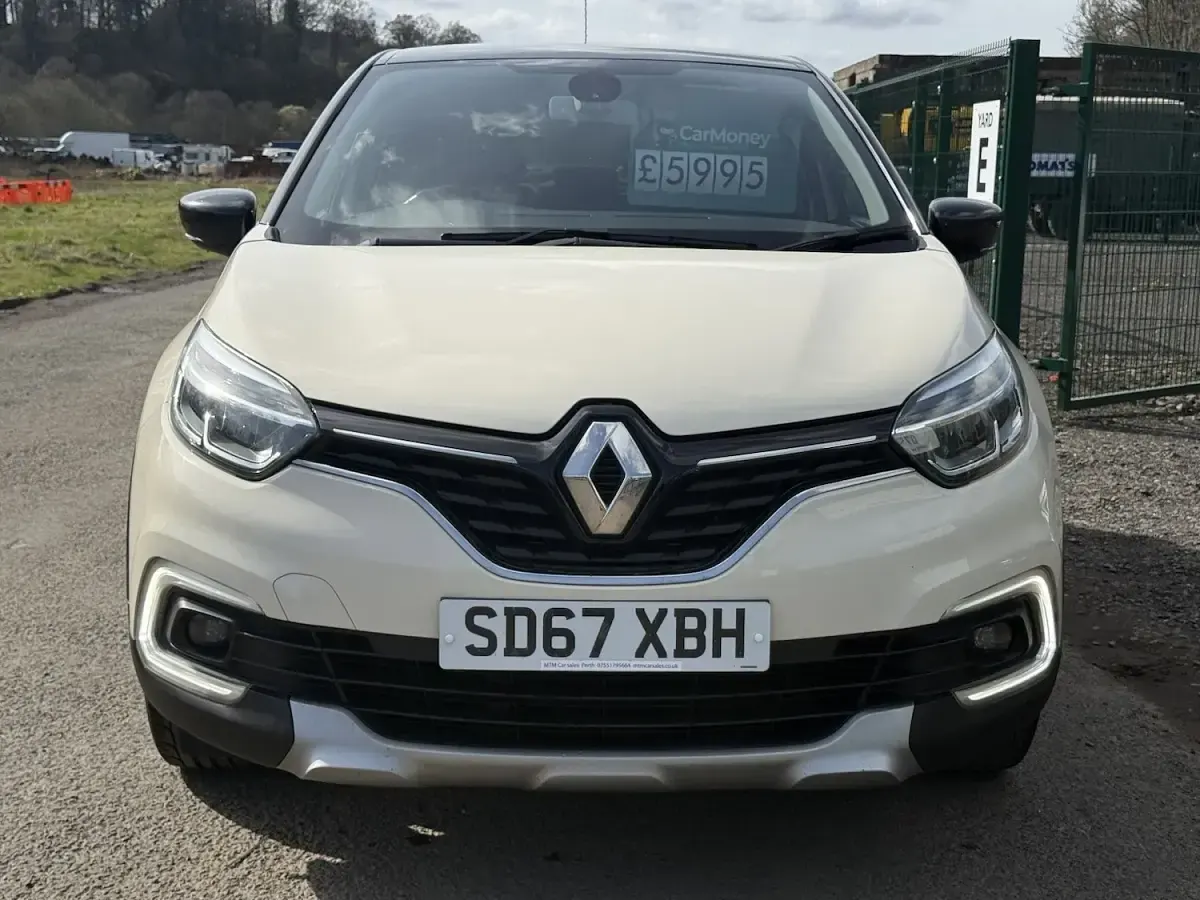 Used Renault Captur Dynamique 90 HP (66 kW) 2017 White SUV