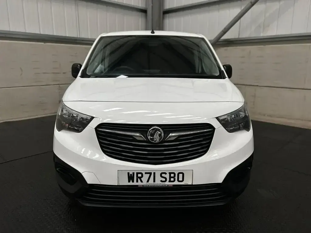 Używany Vauxhall Combo 100 KM (73 kW) 2022 Biały Minivan