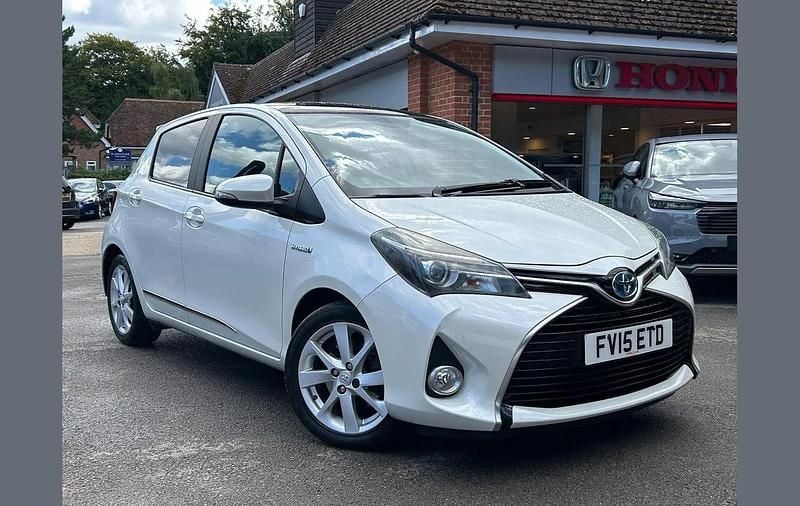 White Used 2015 Toyota Yaris Hybrid Hatchback | £9,950 (Fair price) - Image 1/4