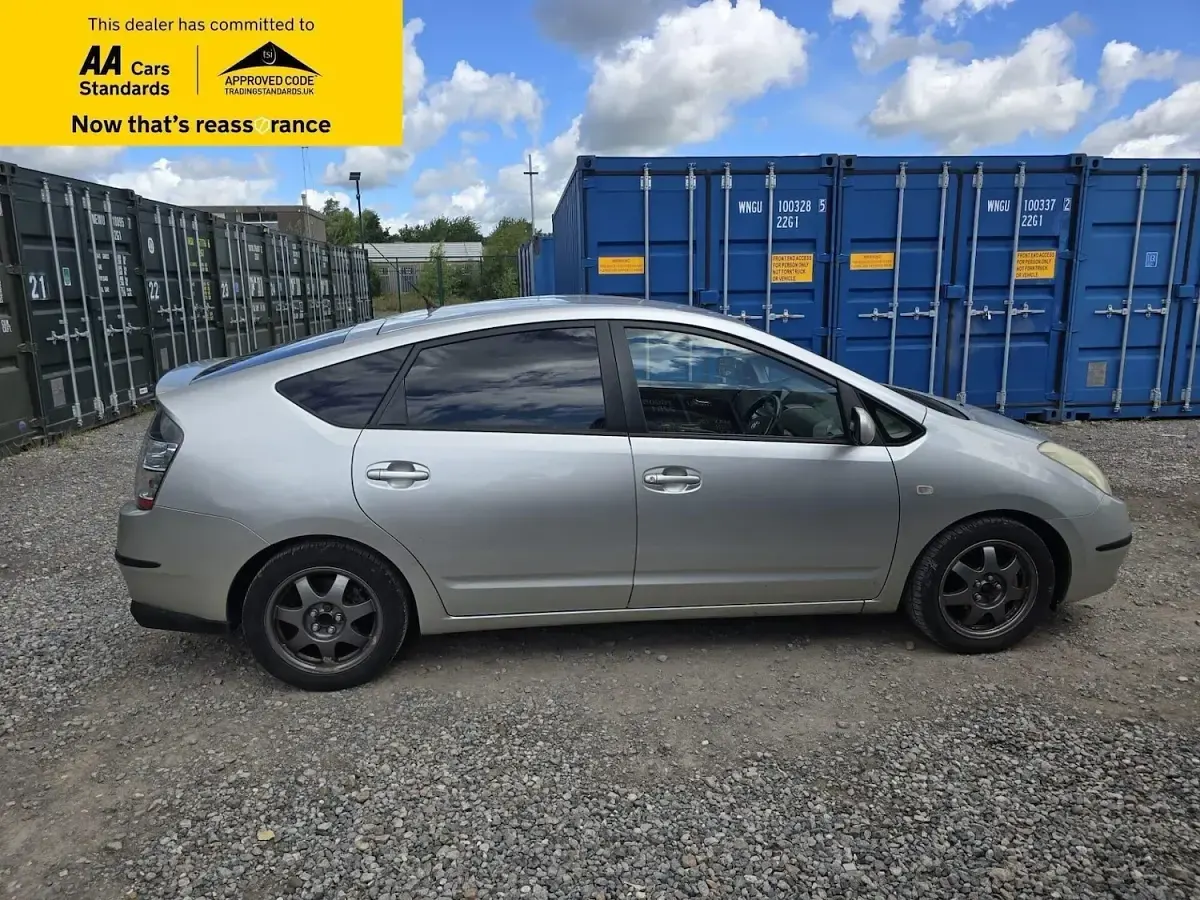 Used Toyota Prius T3 76 HP (55 kW) 2005 Silver Hatchback