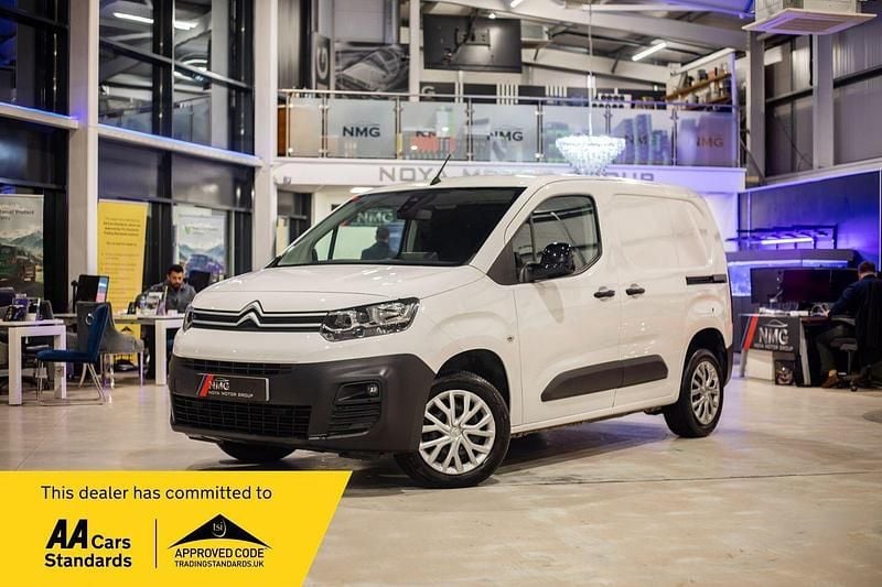 Used Citroën Berlingo 130 HP (95 kW) 2021 White MPV