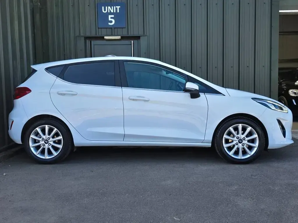 Begagnad Ford Fiesta Titanium 125 HK (91 kW) 2019 Vit Halvkombi
