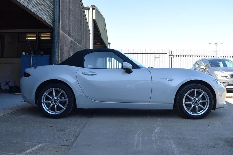 Usado Mazda MX5 131 HP (96 kW) 2015 Prateado Cabrios