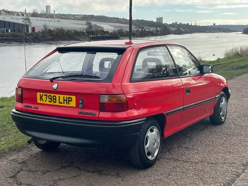 Used Vauxhall Astra 82 HP (60 kW) 1993 Red Hatchback