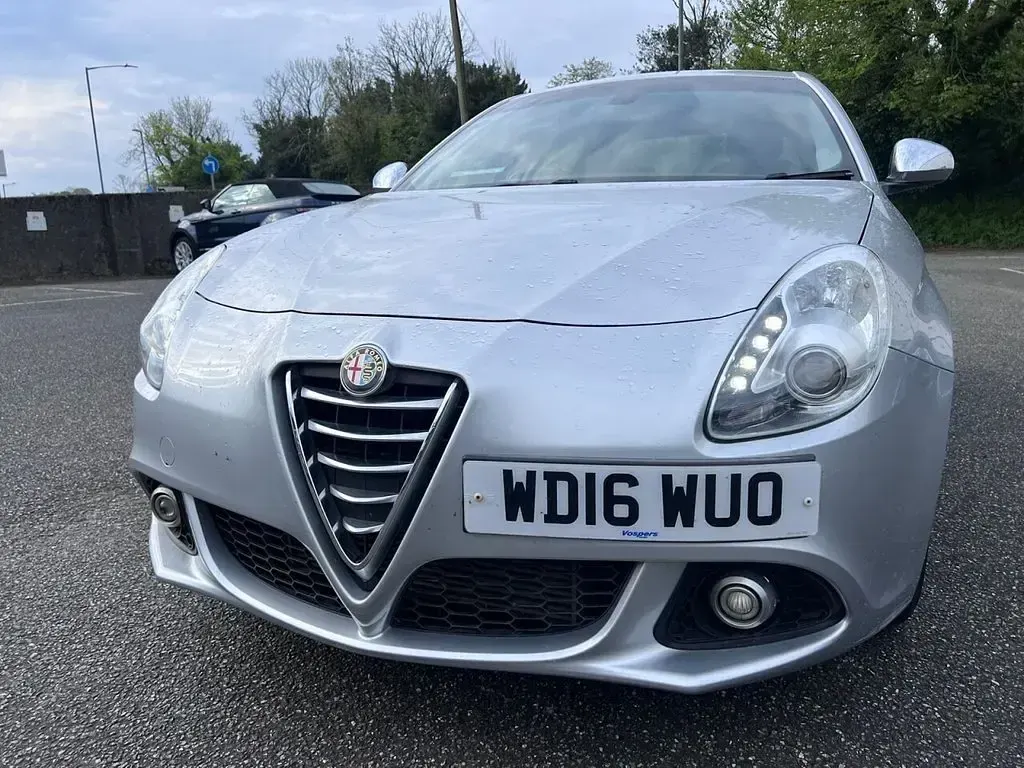 Begagnad Alfa Romeo Giulietta Distinctive 150 HK (110 kW) 2016 Grå Halvkombi